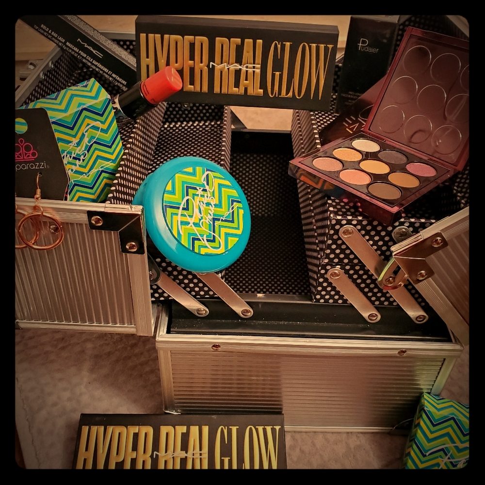 Sold **MAC 9 PIECE SET & MAKEUP CARRIER
